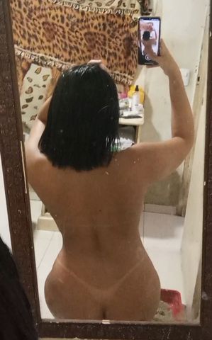 Sou uma morena bronzeada de pele bem lisinha e gostosa e da buceta apertadinha de 19 anos,gosto de foder bem gostoso e que metam gostoso na minha buceta até eu gozar, adoro um pau bem duro na minha buceta, eu sento,rebolo,faço um boquete bem molhado e dou a buceta com vontade,vem conhecer essa buceta safada.