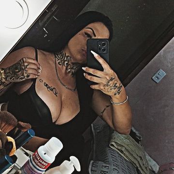 Morena, tattoada. Excelente companhia. Venha me conhecer e desfrutar dos melhores momentos comigo. Vai ser um enorme prazer! 