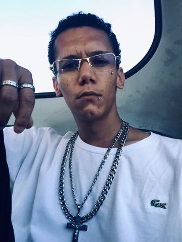 Acho difícil apagar meu fogo mas se quiser tentar só chamar,  sou garoto de programa tenho 23 cm de pica louca para você chupar, sou somente ativo não adianta insistir.