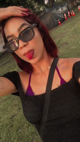 Sou carinhosa, doce e amorosa gosto de carinho tbm e adoro sentar gostosinha.
