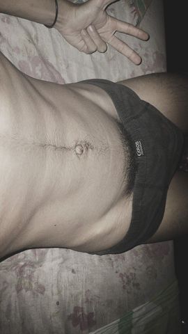 Tenho 1.82, magro, tatuagens na perna. Muito discreto.
Preferência por homens ativos.
Porém sou versátil.